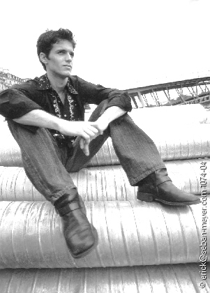 
Model : Marcio (Totem Model Agency)

Stylisme de plateau : Ga�lle Hiver

Make up : Caroline Brillat

Photo : Erick Seban-Meyer (Paris, avril 2002)

(cliquez sur l'image pour revenir)