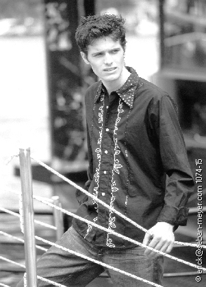 
Model : Marcio (Totem Model Agency)

Stylisme de plateau : Ga�lle Hiver

Make up : Caroline Brillat

Photo : Erick Seban-Meyer (Paris, avril 2002)

(cliquez sur l'image pour revenir)