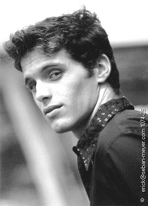 
Model : Marcio (Totem Model Agency)

Stylisme de plateau : Ga�lle Hiver

Make up : Caroline Brillat

Photo : Erick Seban-Meyer (Paris, avril 2002)

(cliquez sur l'image pour revenir)