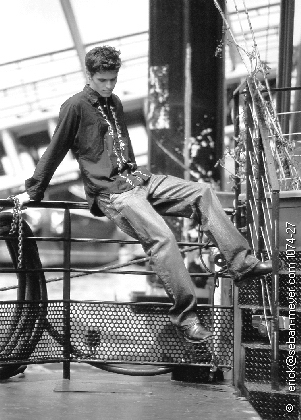 
Model : Marcio (Totem Model Agency)

Stylisme de plateau : Ga�lle Hiver

Make up : Caroline Brillat

Photo : Erick Seban-Meyer (Paris, avril 2002)

(cliquez sur l'image pour revenir)