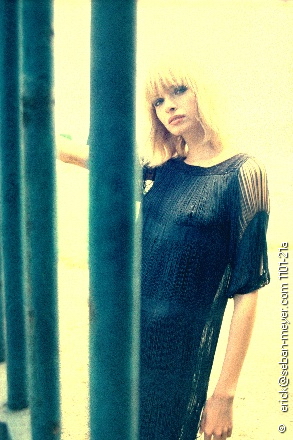 
Mod&egrave;le : Anna Maria (Slides Models)

Make up and Hair : Luis L&oacute;pez assist&eacute; de Zohra

Stylisme : Eve 

Photo : Erick Seban-Meyer

photographie r&eacute;alis&eacute;e &agrave; Paris en juin 2002

Cliquez sur l'image pour revenir en arri&egrave;re
